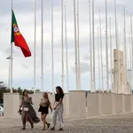 Tres muchachas caminan por las calles de Lisboa (imagen de archivo)