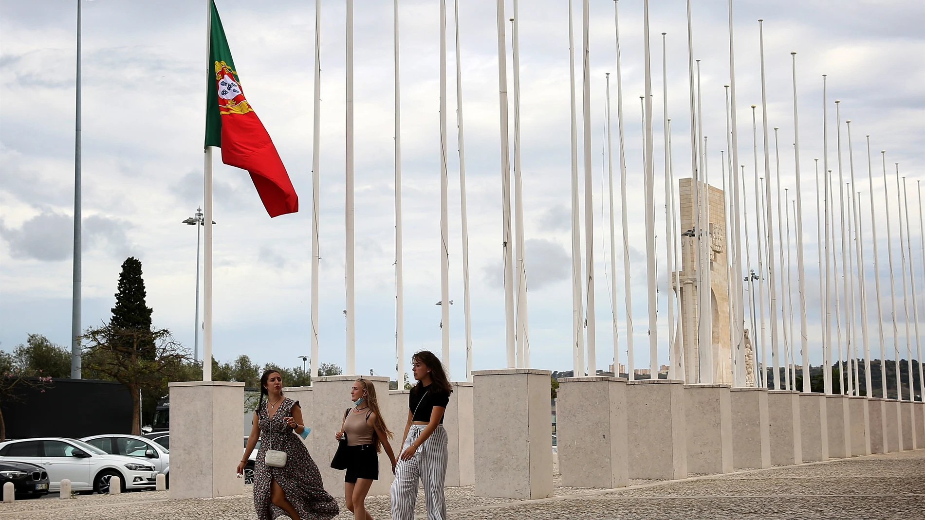 Tres muchachas caminan por las calles de Lisboa (imagen de archivo)