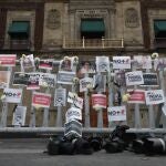 Carteles, flores y fotografías en homenaje a los tres periodistas asesinados en el Palacio Nacional de Ciudad de México