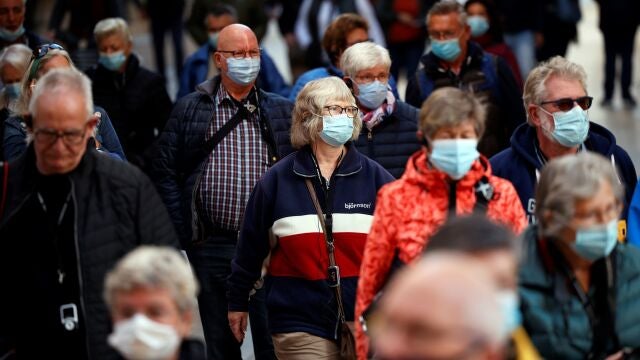 Vista general de una céntrica calle de Valencia repleta de viandantes con mascarilla