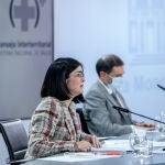 La ministra de Sanidad, Carolina Darias, y el secretario general de salud digital Juan Fernández Muñoz, en la rueda de prensa para informar de los asuntos tratados en el Consejo Interterritorial del Sistema Nacional de Salud