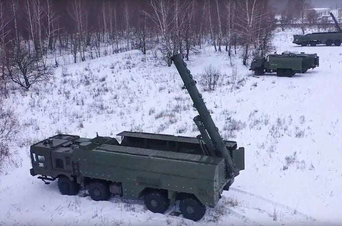 Lanzadores de misiles "Iskander" rusos y vehículos de apoyo que se utilizan en los ejercicios integrales de preparación para el combate previstos con las tropas del Distrito Militar Occidental