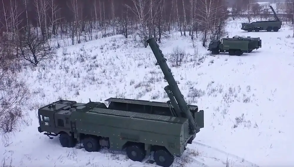 Lanzadores de misiles &quot;Iskander&quot; rusos y vehículos de apoyo que se utilizan en los ejercicios integrales de preparación para el combate previstos con las tropas del Distrito Militar Occidental