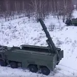 Lanzadores de misiles &quot;Iskander&quot; rusos y vehículos de apoyo que se utilizan en los ejercicios integrales de preparación para el combate previstos con las tropas del Distrito Militar Occidental