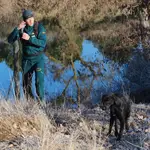 Un agente acompañado de un perro adiestrado busca en las inmediaciones del río Duero el rastro de la mujer desaparecida, Esther López de la Rosa, en Traspinedo (Valladolid)
