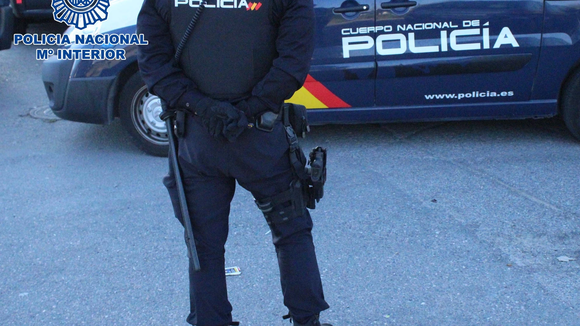 Un agente de la Policía Nacional