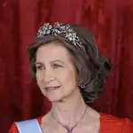 La Reina Sofía con una tiara floral.