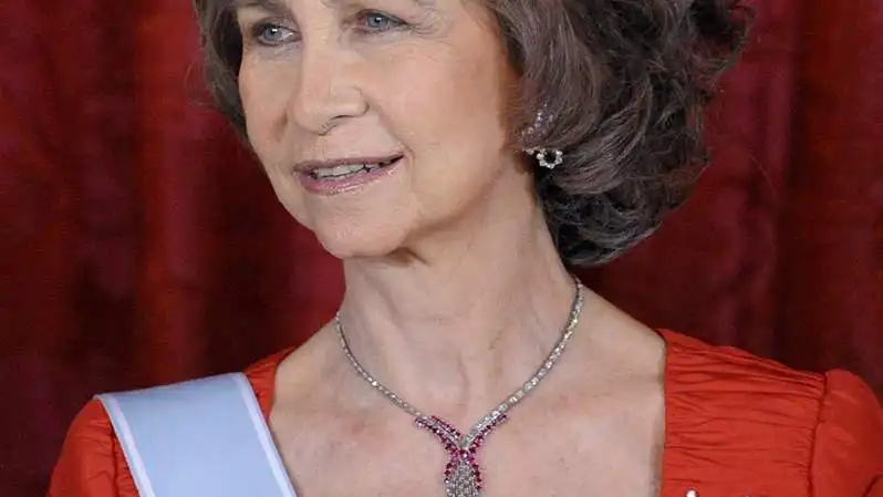 La Reina Sofía con una tiara floral.