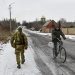Un soldado ucraniano patrulla cerca de la frontera con Rusia, en el pueblo de Verkhnotoretske village