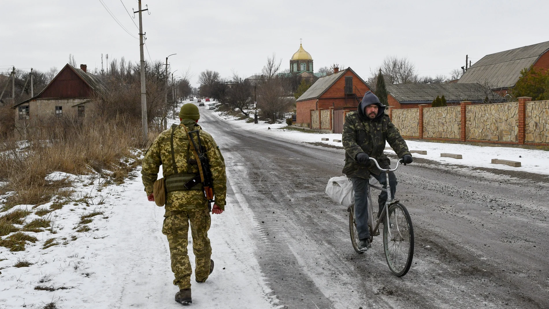 Un soldado ucraniano patrulla cerca de la frontera con Rusia, en el pueblo de Verkhnotoretske village