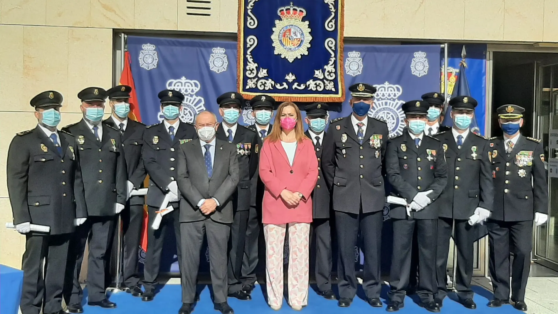 La delegada Virginia Barcones y distintas autoridades con los diez nuevos oficiales