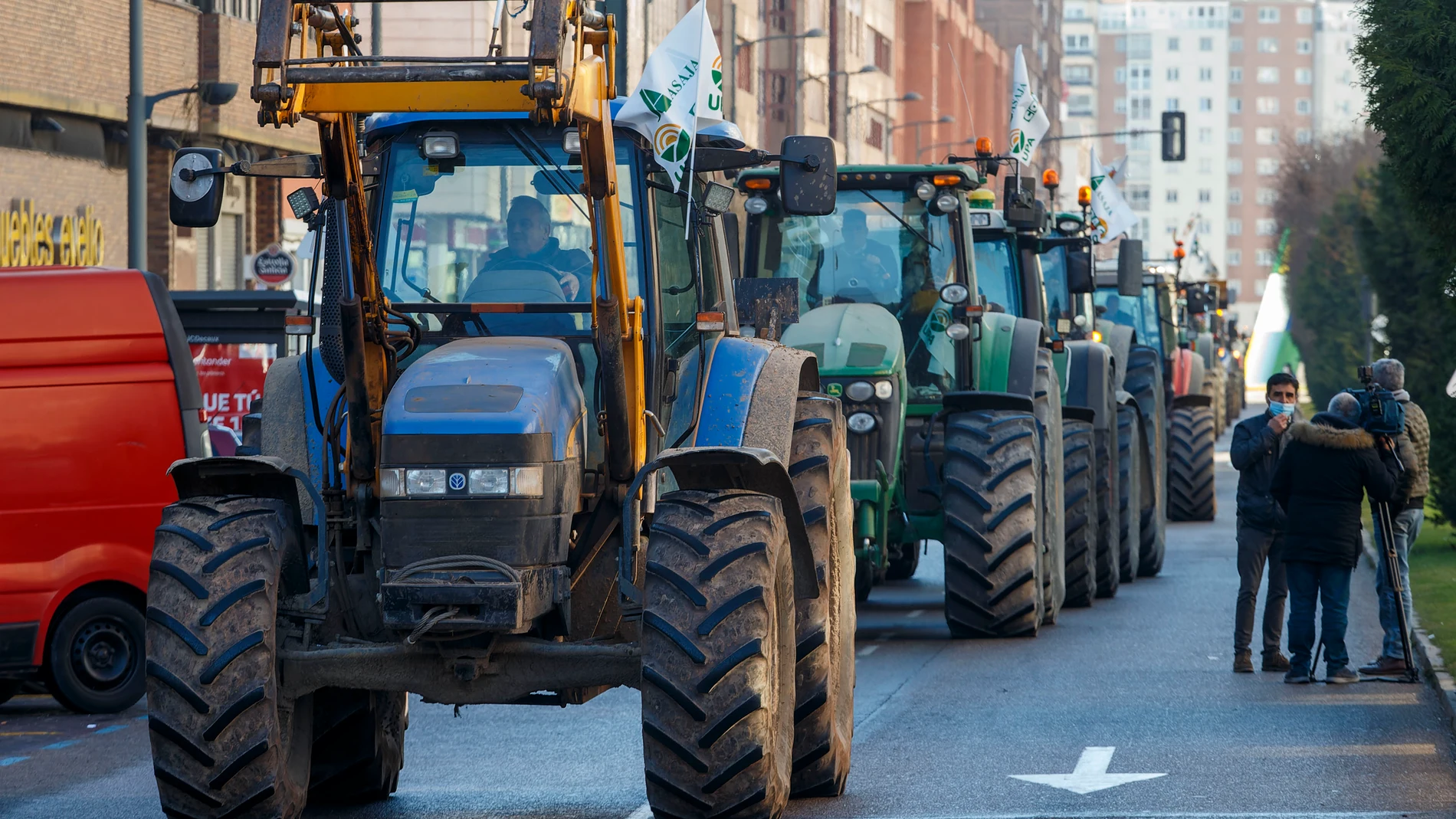 Tractorada del sector agrario por unos precios dignos y más respeto al medio rural