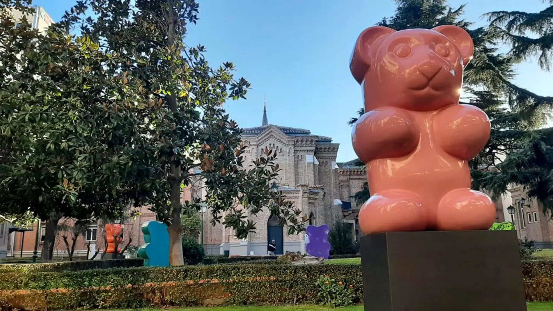 Los coloridos osos se distribuyen en los jardines del hospital