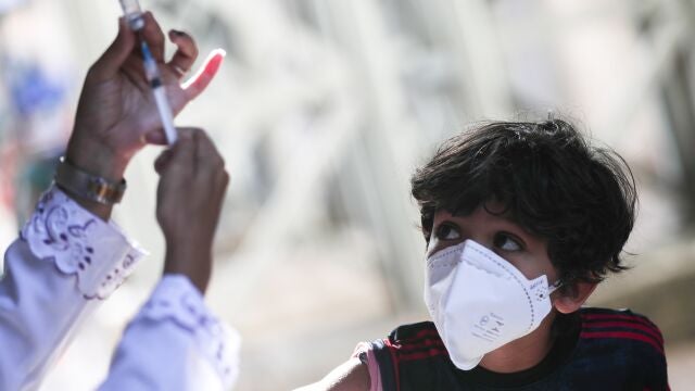 Una trabajadora de la salud prepara hoy una dosis de la vacuna contra la covid-19, durante una jornada de inmunización para niños en Río de Janeiro (Brasil)