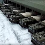 Lanzadores de misiles Iskander rusos y los vehículos de apoyo que se utilizan en ejercicios integrales planificados sobre preparación para el combate con las tropas del Distrito Militar Occidental, Rusia
