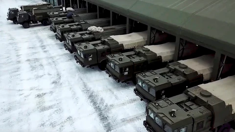 Lanzadores de misiles Iskander rusos y los vehículos de apoyo que se utilizan en ejercicios integrales planificados sobre preparación para el combate con las tropas del Distrito Militar Occidental, Rusia