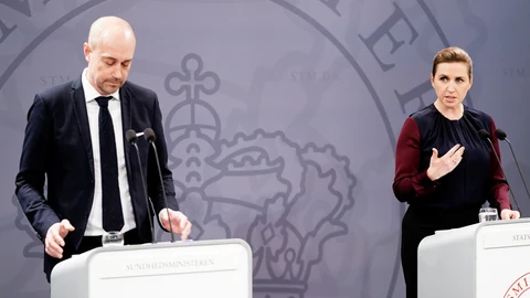 La primera ministra de Dinamarca, Mette Frederiksen, y el ministro de Salud, Magnus Heunick, este miércoles en Copenhague, para anunciar el fin de las restricciones contra el coronavirus