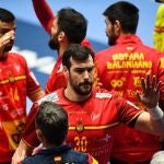 Gedeón Guardiola saluda a sus compañeros tras uno de los triunfos de los Hispanos en el Europeo