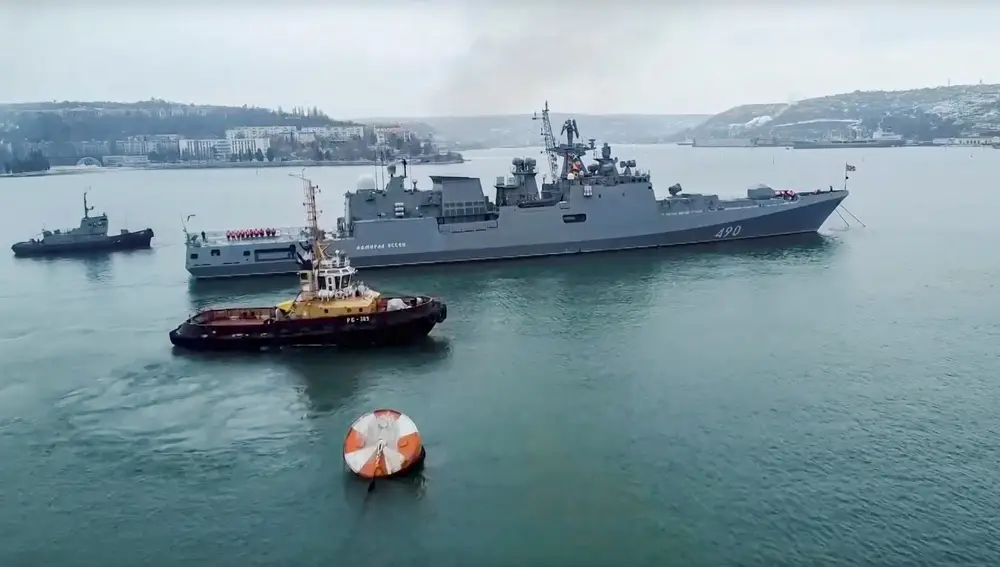 Imagen tomada de un vídeo distribuido por el Servicio de Prensa del Ministerio de Defensa ruso muestra un barco de la Armada rusa preparándose para participar en ejercicios en el Mar Negro, en Sebastopol, Crimea