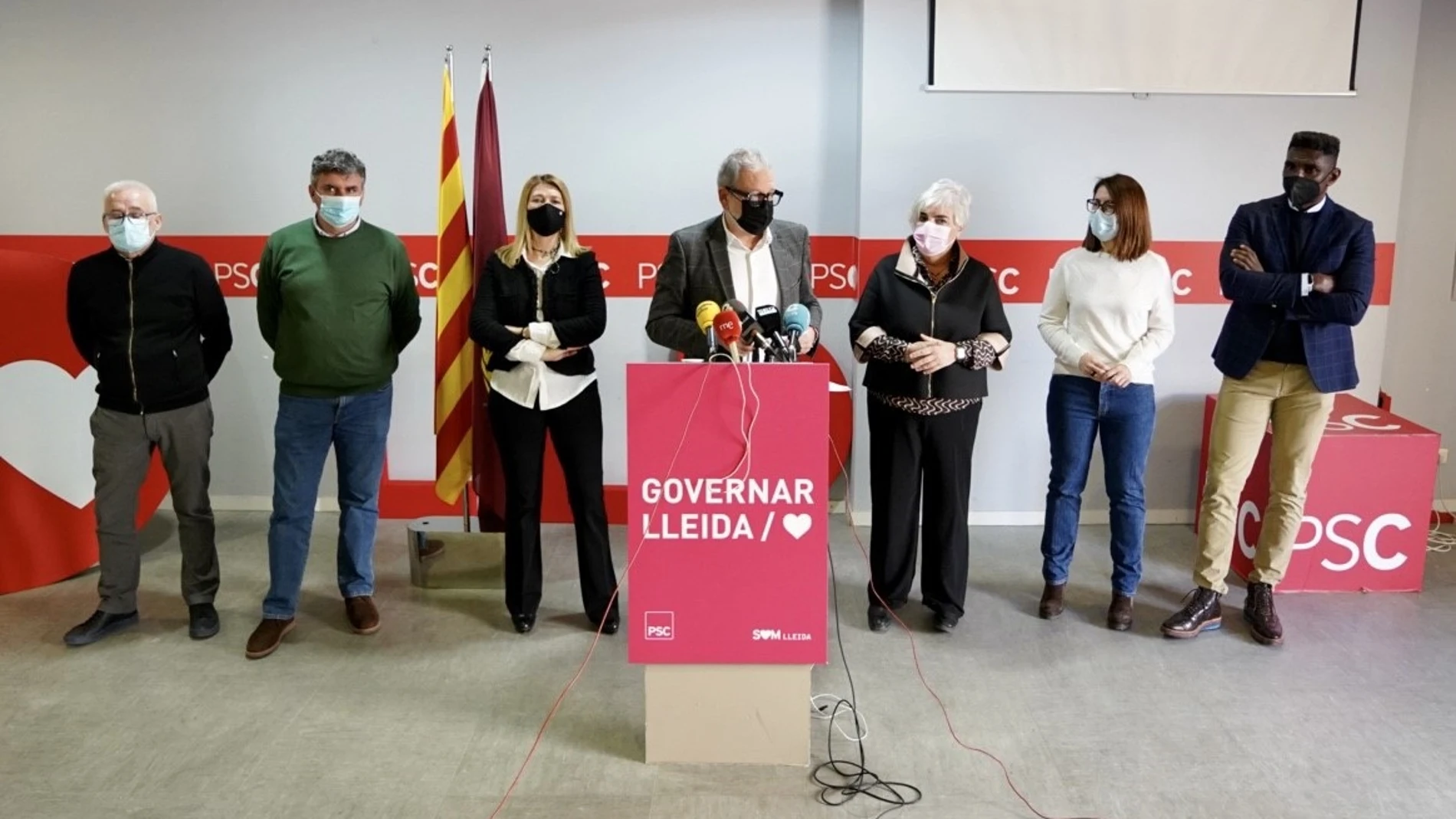El jefe de la oposición del Ayuntamiento de Lleida y exalcalde socialista, Fèlix Larrosa, junto a concejales y concejalas del PSC en Lleida.
