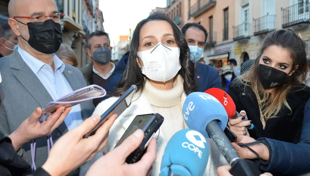 PALENCIA, 27/01/2022.- La presidenta de Ciudadanos, Inés Arrimadas (c), atiende a los medios de comunicación este jueves en Palencia. EFE/ Almudena Álvarez