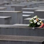 Flowers are seen at the Memorial to the Murdered Jews of Europe on Holocaust Remembrance Day , in Berlin, Germany, January 27, 2022. REUTERS/Hannibal Hanschke