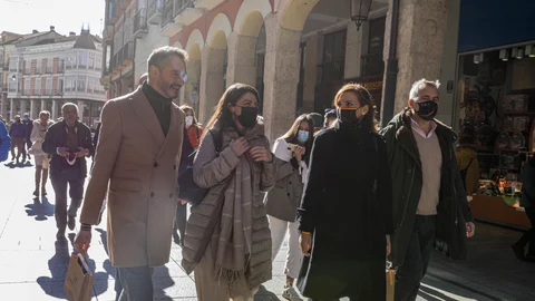 Macarena Olona por la calle Mayor de Palencia junto al candidato de Vox a las Cortes por esta provincia, David Hierro, y otros representantes nacionales del partido como Patricia Rueda y Julio Utrilla