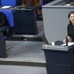 El canciller Olaf Scholz escucha la intervención de la ministra de Exteriores, Annelena Baerbock, el pasado viernes en el Bundestag