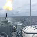 Un buque de guerra de la Armada rusa durante ejercicios de fuego de artillería en el Mar Báltico