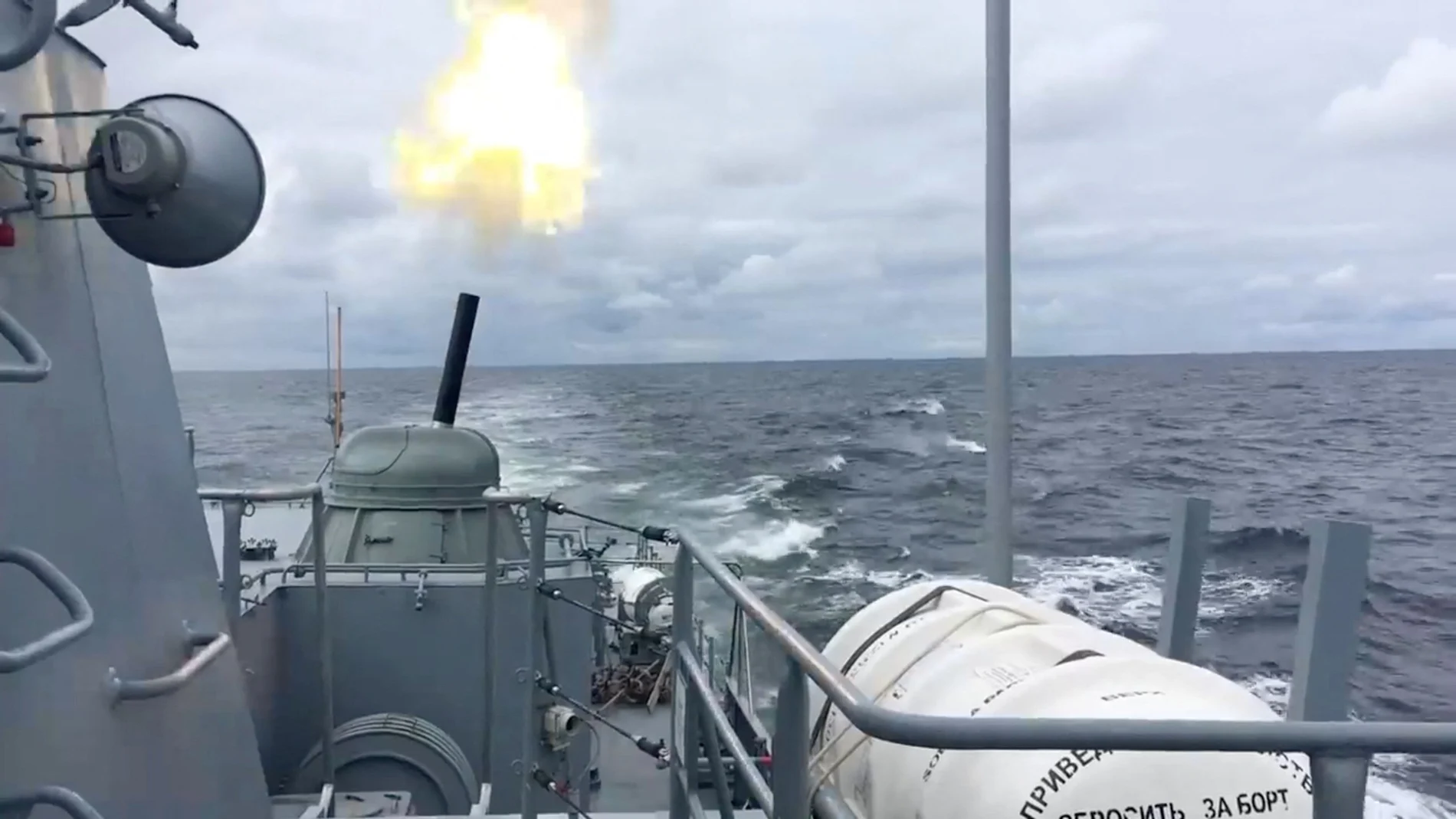 Un buque de guerra de la Armada rusa durante ejercicios de fuego de artillería en el Mar Báltico