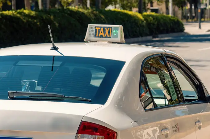¿Qué supondría para los taxistas la liberalización de los horarios que propone Ayuso?