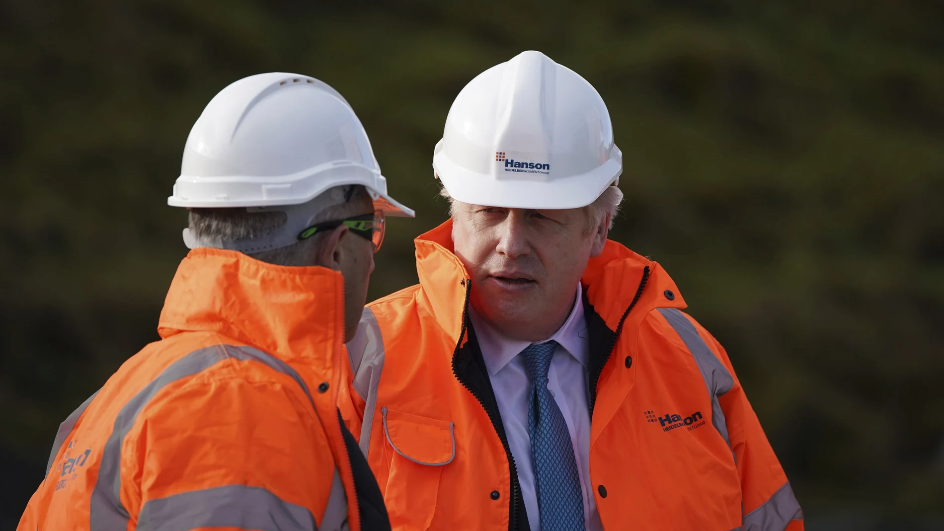 El primer ministro Boris Johnson durante una visita a Penmaenmawr, al norte de Gales, mientras aguarda las conclusiones de la investigación