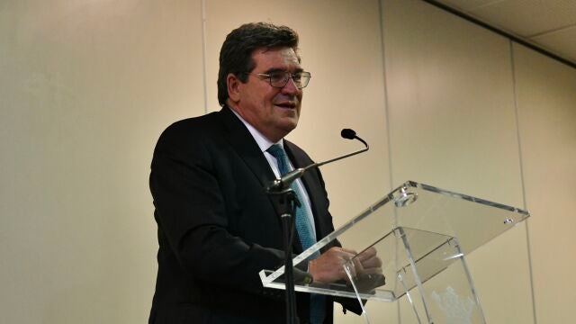 El ministro de Inclusión, Seguridad Social y Migraciones, José Luis Escrivá, interviene en un encuentro con representantes del sector empresarial y sindical de la Ciudad Autónoma de Ceuta, a 27 de enero de 2022