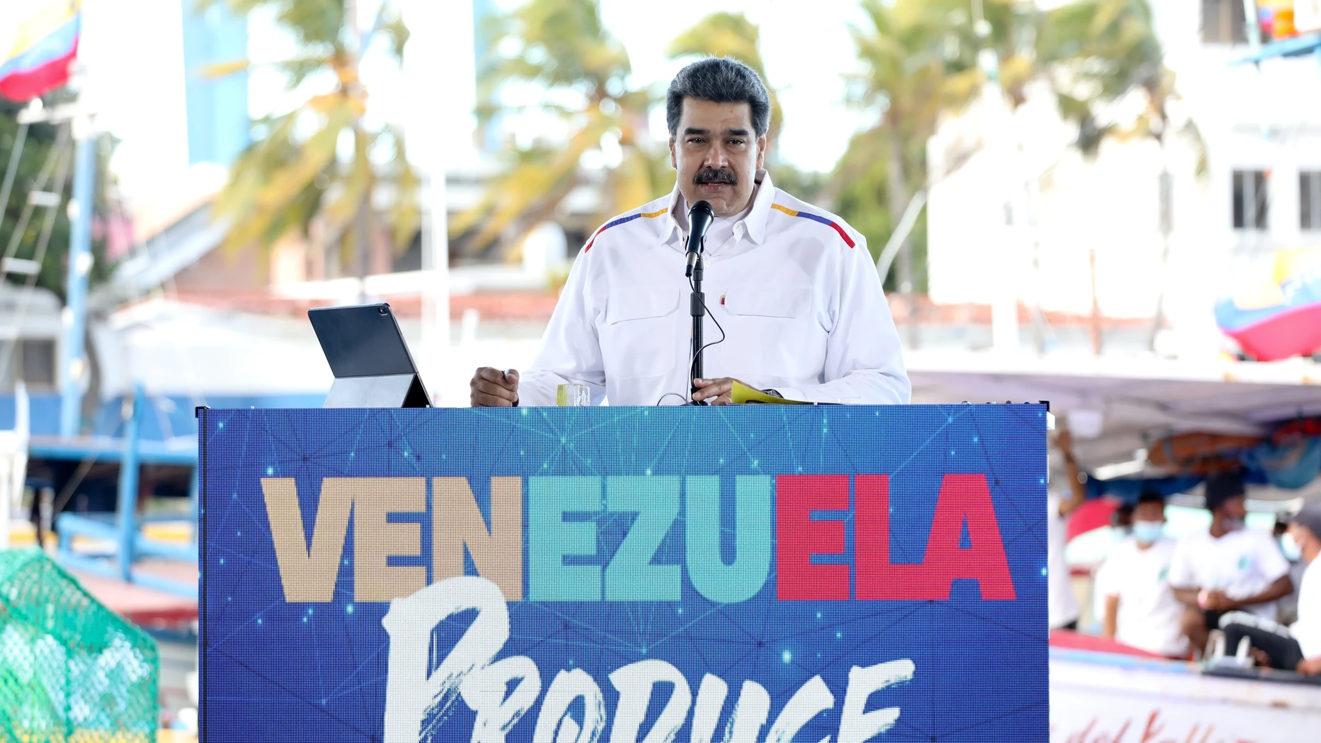 Fotografía cedida por el Palacio de Miraflores donde se observa al presidente de Venezuela, Nicolás Maduro, durante un acto con pescadores