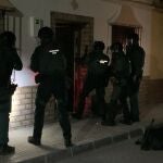 Agentes de la Guardia Civil en una entrada para registro en Puerto Serrano. GUARDIA CIVIL