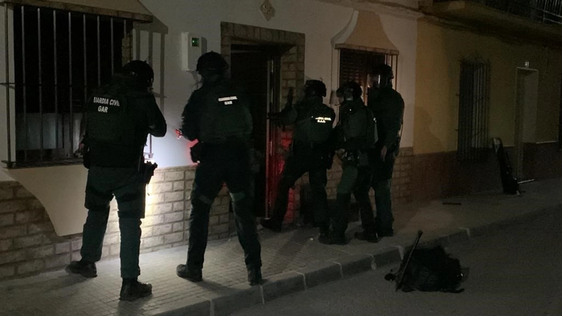 Agentes de la Guardia Civil en una entrada para registro en Puerto Serrano. GUARDIA CIVIL