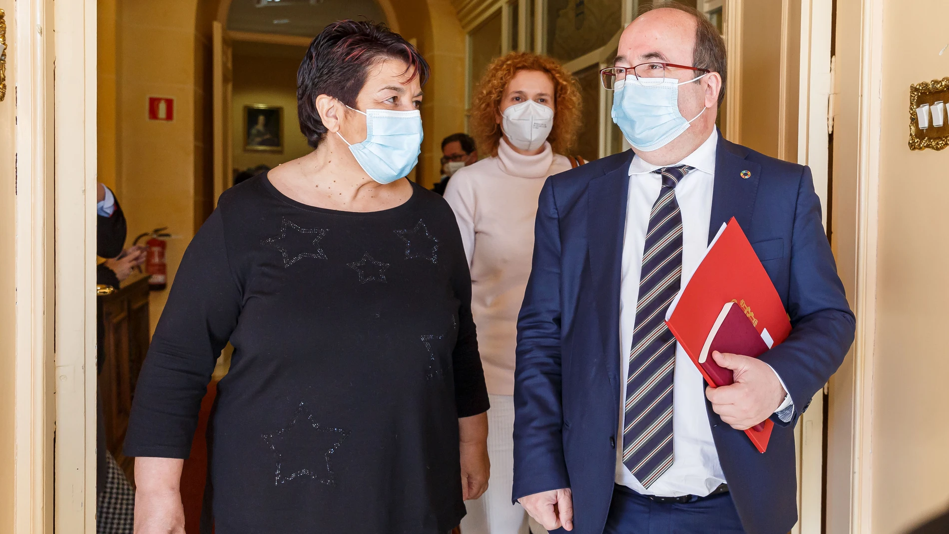 La alcaldesa de Segovia, Clara Luquero acompañada de la delegada del Gobierno en Segovia, Lirio Martín, reciben en el Ayuntamiento al ministro de Cultura y Deporte, Miquel Iceta