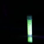 Crean un gel hidroalcohólico luminiscente para manos que permite monitorizar la calidad de la desinfección
