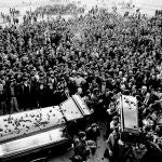 La matanza de los abogados laboralistas el 24 de enero de 1977 conmocionó a la sociedad española. En la imagen, el entierro, dos días después
