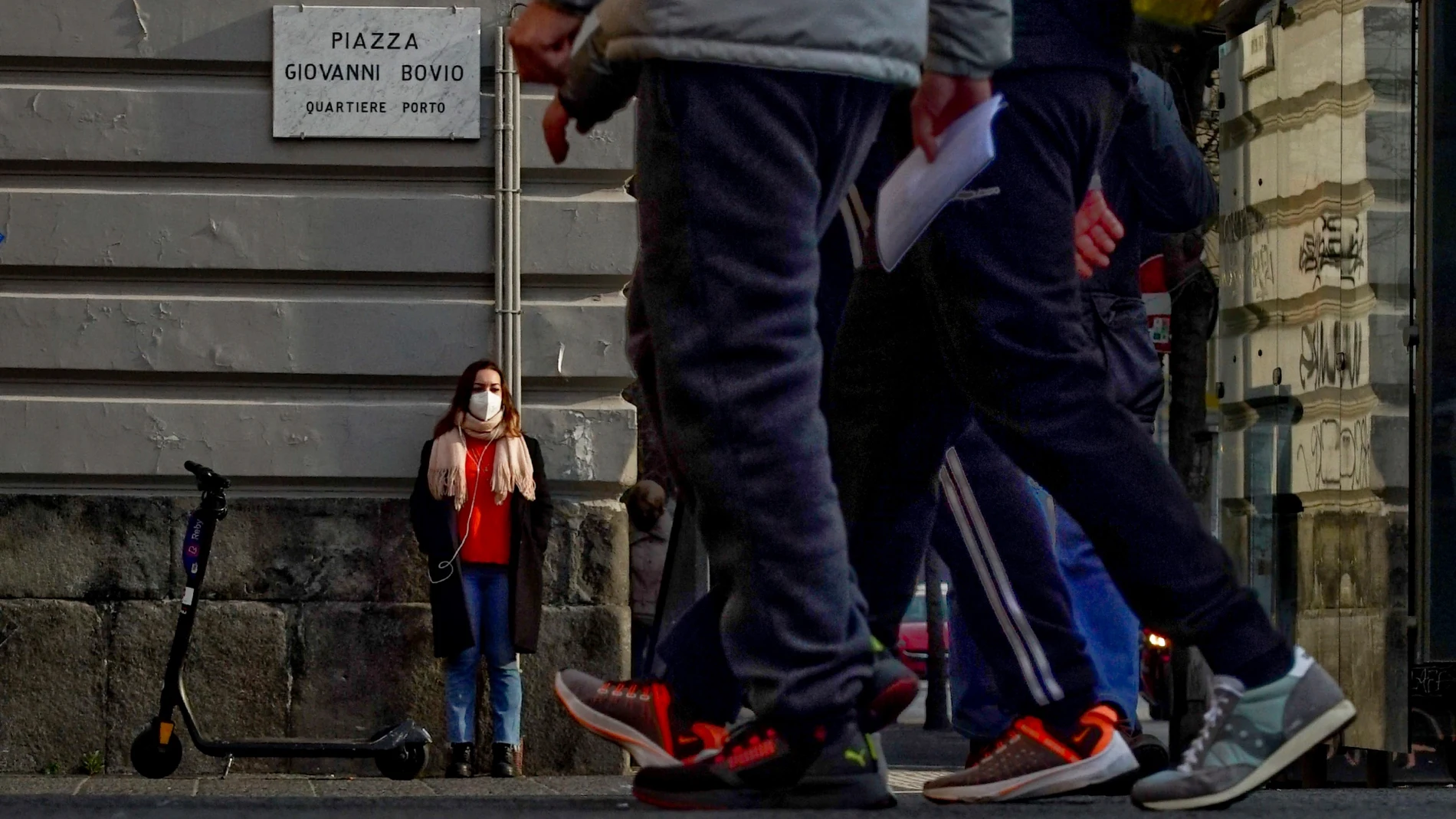 Varios viandantes caminan por las calles de Nápoles aún bajo fuertes restricciones