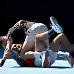 Nick Kyrgios se revuelca con Kokkinakis en la Rod Laver Arena después de alcanzar la final de dobles