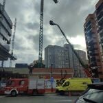 Bomberos tratan de rescatar a un hombre que se ha subido a una grúa en Murcia