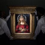 Manejadores de arte de Sotheby's cargan la pintura "El varón de los dolores" de Sandro Botticelli