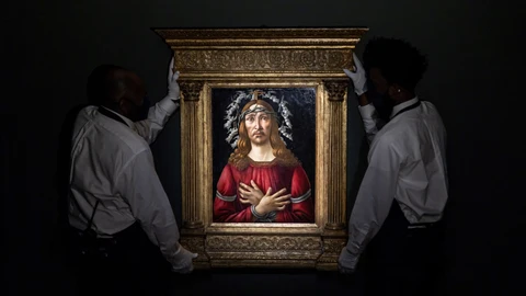 Manejadores de arte de Sotheby's cargan la pintura "El varón de los dolores" de Sandro Botticelli