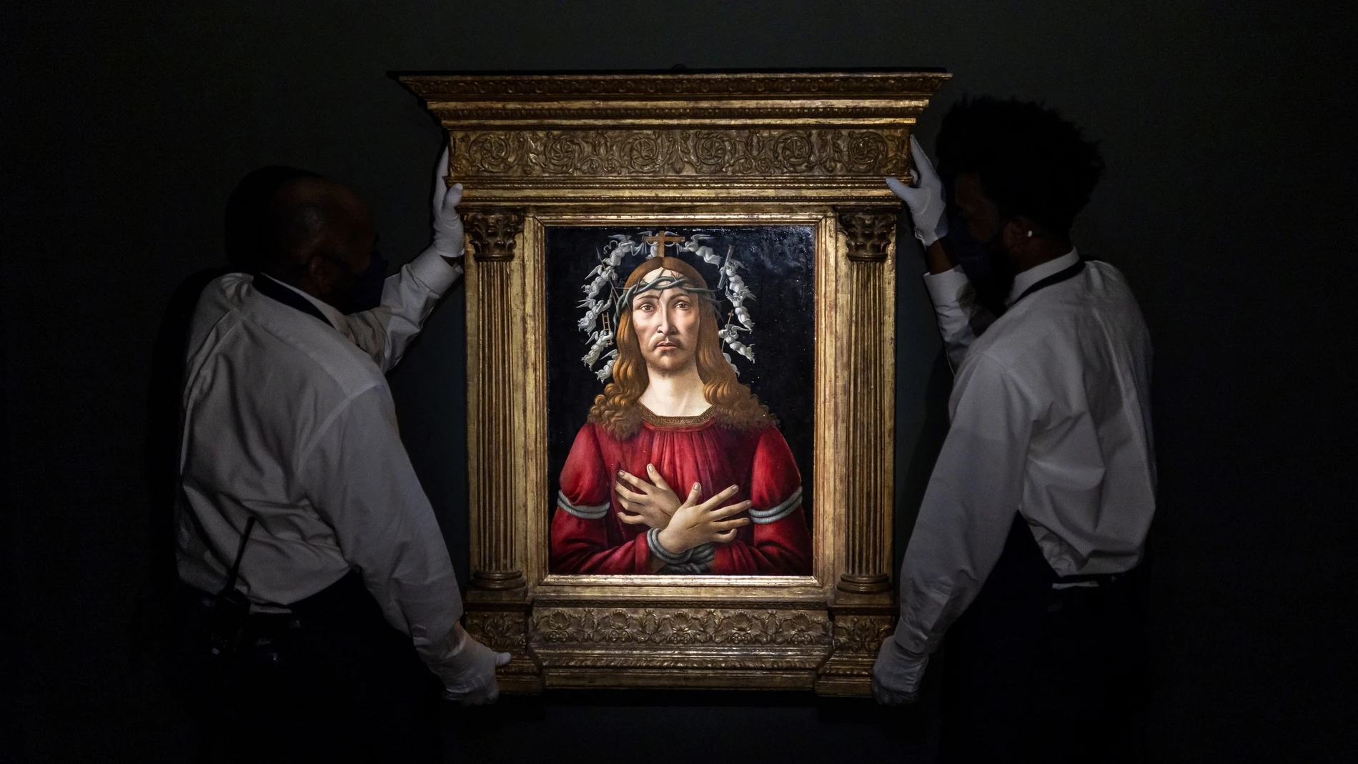 Manejadores de arte de Sotheby's cargan la pintura "El varón de los dolores" de Sandro Botticelli