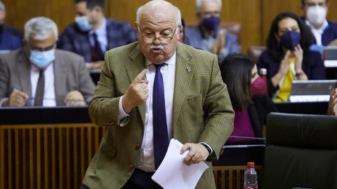 El consejero de Sanidad, Jesús Aguirre, durante la Sesión Plenaria Extraordinaria el Parlamento de Andalucía. Joaquin Corchero / Europa Press