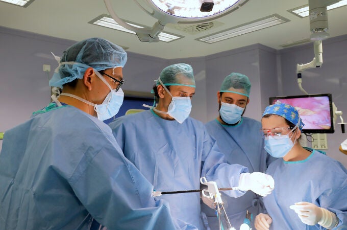 Equipo de médicos del Centro de Excelencia para el Tratamiento de la Obesidad de Quirónsalud Sagrado Corazón de Sevilla durante una operación