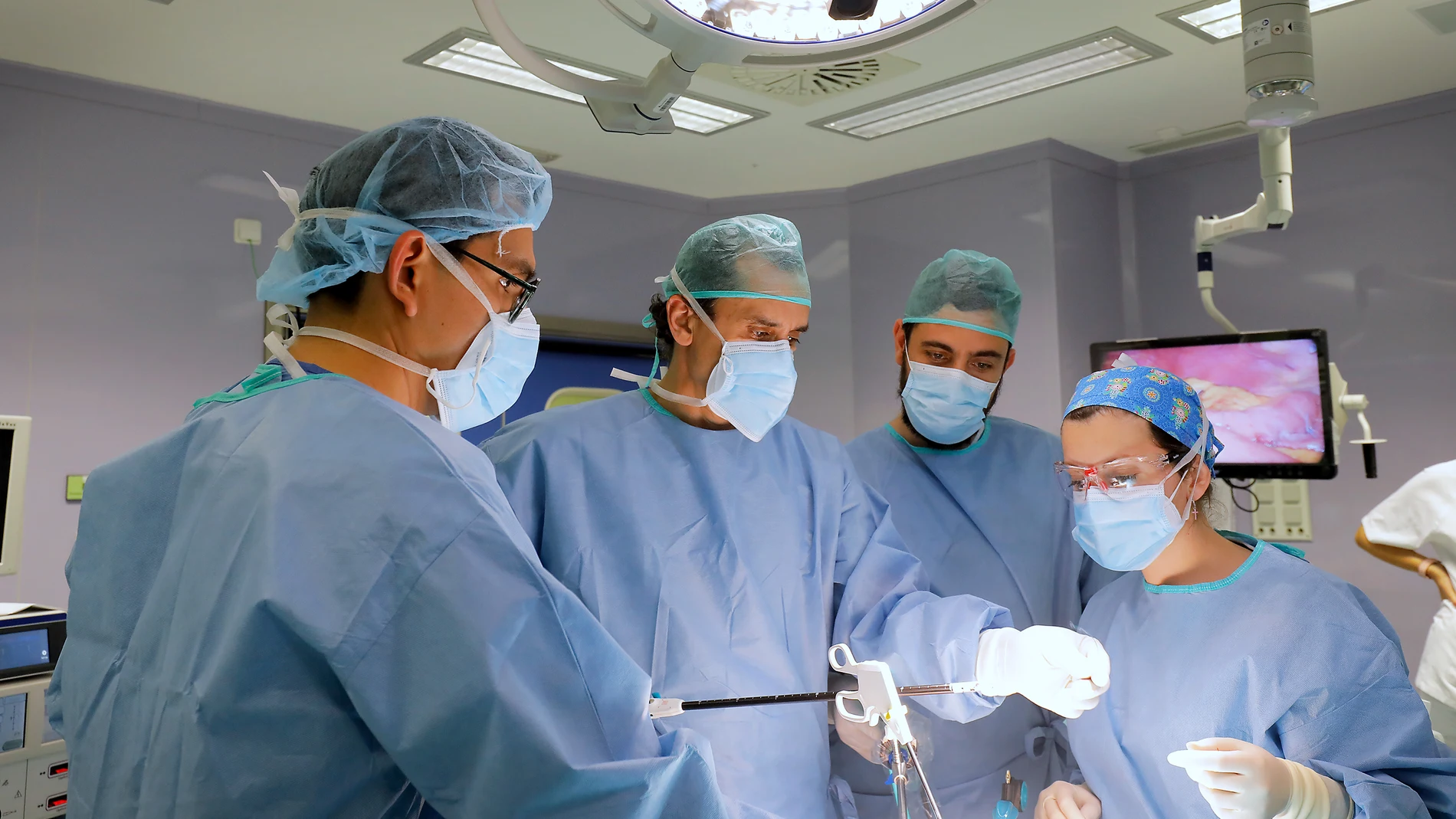 Equipo de médicos del Centro de Excelencia para el Tratamiento de la Obesidad de Quirónsalud Sagrado Corazón de Sevilla durante una operación