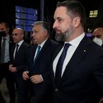El primer ministro de Hungría, Viktor Orban (2d), es recibido por el líder de Vox, Santiago Abascal en Madrid
