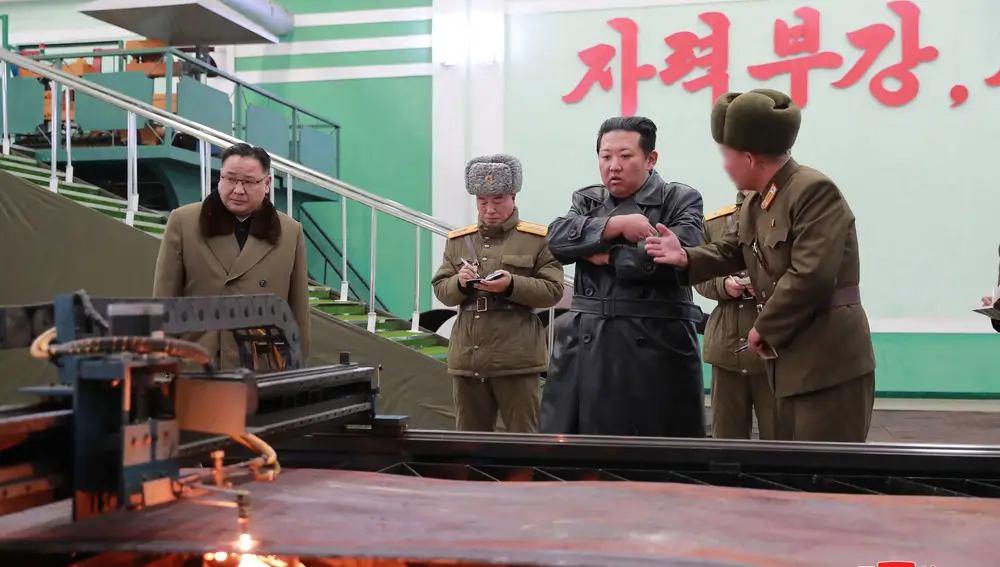 Kim Jong Un supervisa una fábrica de armas en Corea del Norte